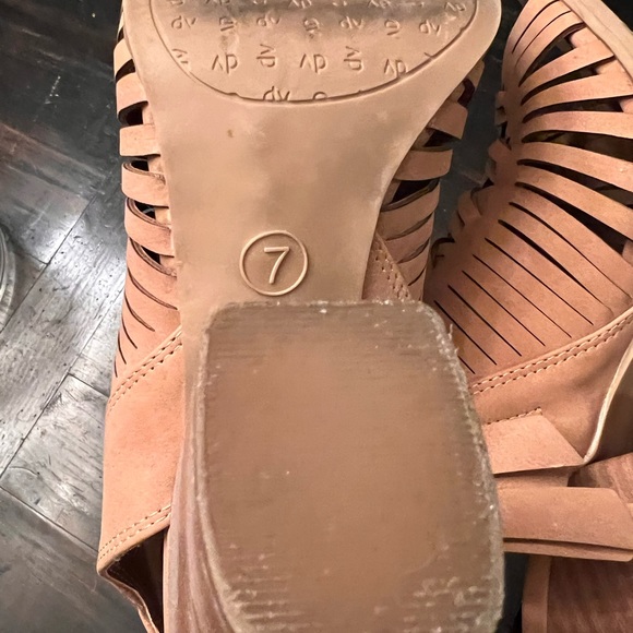 Tan sling back heels - Picture 4 of 4